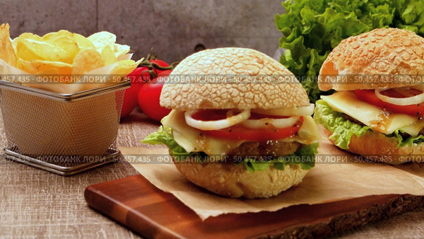 Homemade veggie burger served on wooden table. Стоковое фото, агентство Ingram Publishing / Фотобанк Лори