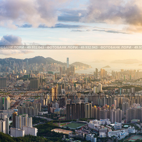Hong Kong Skyline Kowloon from Fei Ngo Shan hill or Kowloon Viewing Point sunset panorama. Стоковое фото, агентство Ingram Publishing / Фотобанк Лори