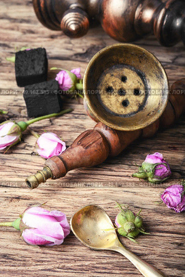 hooka with taste of tea-rose. Smoking east hooka with the tobacco of aroma of tea-rose. Стоковое фото, агентство Ingram Publishing / Фотобанк Лори