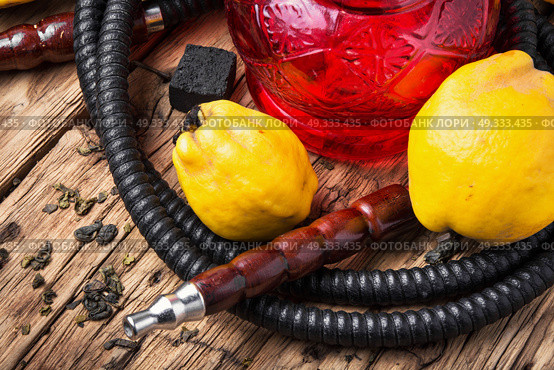 hookah shisha with quince. smoking hookah in Arabic style with the tobacco aroma quince. Стоковое фото, агентство Ingram Publishing / Фотобанк Лори