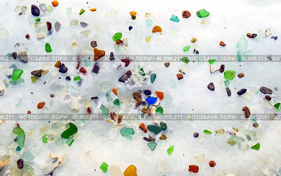 Horizontal background made of ice of Japanese sea and multicolored glass, seashells. Стоковое фото, фотограф Татьяна Терехина / Фотобанк Лори