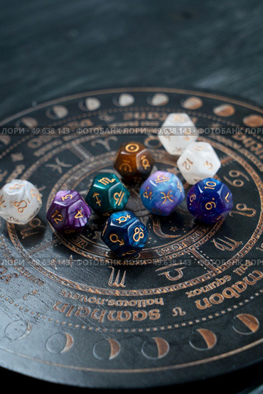 Horoscope zodiac circle with divination dice. Fortune telling and astrology predictions concept, magic rituals and exoteric experience. Zodiac horoscope with divination dice. Стоковое фото, агентство Ingram Publishing / Фотобанк Лори