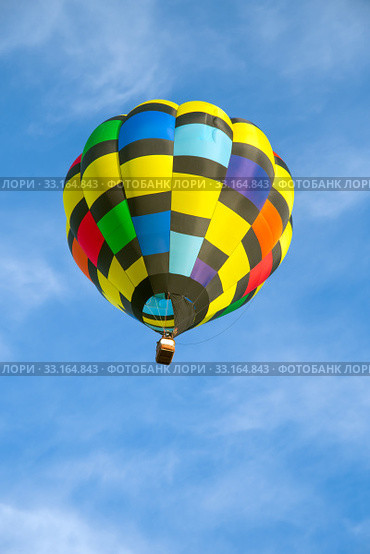 Hot air balloon over blue sky. Стоковое фото, фотограф Mariusz Blach / Smarterpix / Фотобанк Лори
