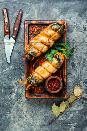 Hot smoked mackerel roll on kitchen board.Delicious smoked fish.Seafood. Appetizing smoked mackerel. Стоковое фото, агентство Ingram Publishing / Фотобанк Лори
