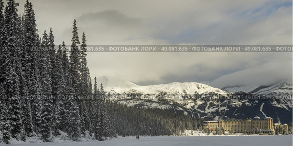 Hotel resort, Lake Louise, Banff National Park, Alberta, Canada. Стоковое фото, агентство Ingram Publishing / Фотобанк Лори