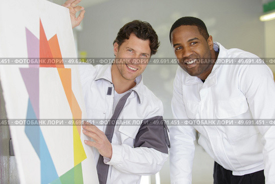 house painters showing samples to camera. Стоковое фото, агентство Ingram Publishing / Фотобанк Лори