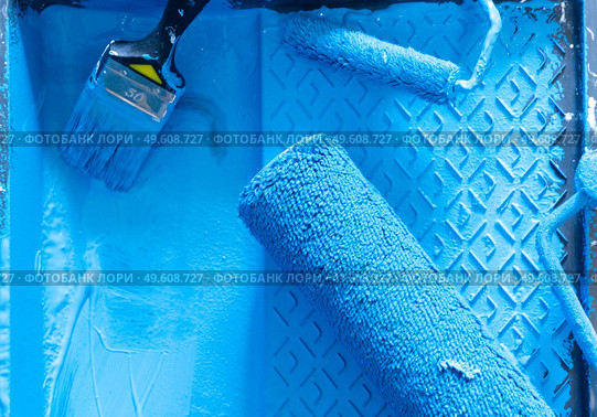 House renovation tools in blue paint close up. House renovation tools. Стоковое фото, агентство Ingram Publishing / Фотобанк Лори