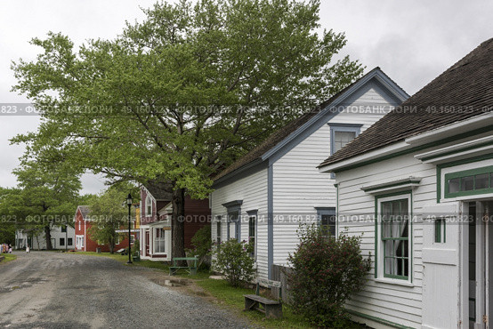 Houses in village, Sherbrooke, Nova Scotia, Canada. Стоковое фото, агентство Ingram Publishing / Фотобанк Лори