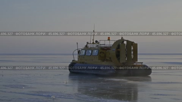 Hovercraft on frozen ice surface of Baikal lake. Стоковое видео, видеограф Михаил Коханчиков / Фотобанк Лори