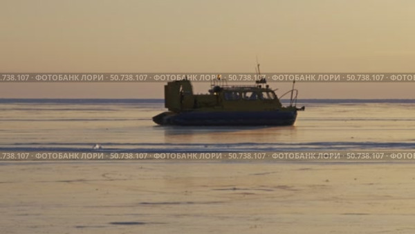 Hovercraft on frozen ice surface of Baikal lake. Стоковое видео, видеограф Михаил Коханчиков / Фотобанк Лори