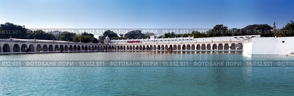 Храм «Гурдвара Бангла Сахиб», Нью Дели, Индия. Панорама (2014 год). Стоковое фото, фотограф Куликов Константин / Фотобанк Лори
