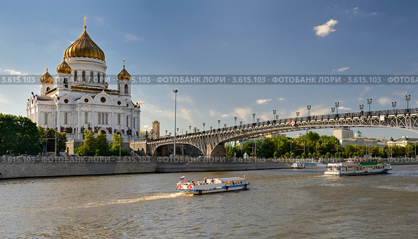 Храм Христа Спасителя и патриарший мост вечером (2012 год). Стоковое фото, фотограф Алексей Голованов / Фотобанк Лори