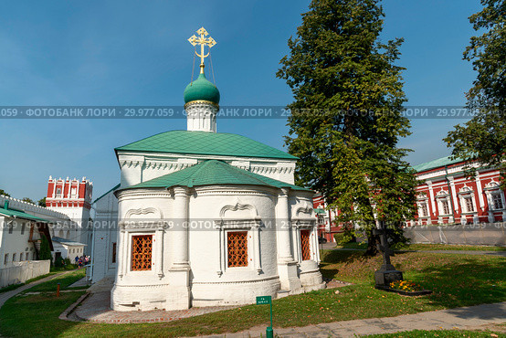 Храм святителя Амвросия Медиоланского. Новодевичий Богородице-Смоленский монастырь. Москва (2018 год). Стоковое фото, фотограф Александр Щепин / Фотобанк Лори