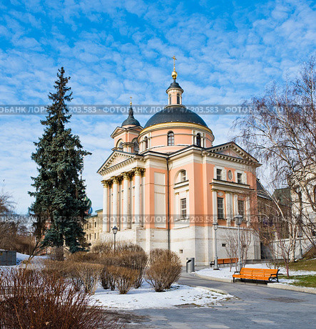 Храм Варвары Великомученицы на Варварке (вид со стороны парка Зарядье). Зимний день. Москва. Редакционное фото, фотограф E. O. / Фотобанк Лори
