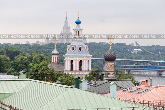 Храмы Андреевского монастыря, МГУ, метромост (2015 год). Стоковое фото, фотограф Юрий Шурчков / Фотобанк Лори