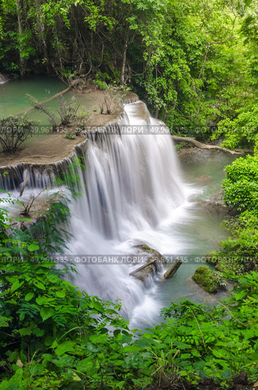 Huay Mae Kamin Waterfall, beautiful waterfall in autumn forest, Kanchanaburi province, Thailand. Стоковое фото, агентство Ingram Publishing / Фотобанк Лори