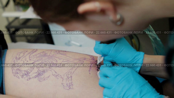 Художник делает татуировку в студии. Стоковое видео, видеограф Илья Насакин / Фотобанк Лори