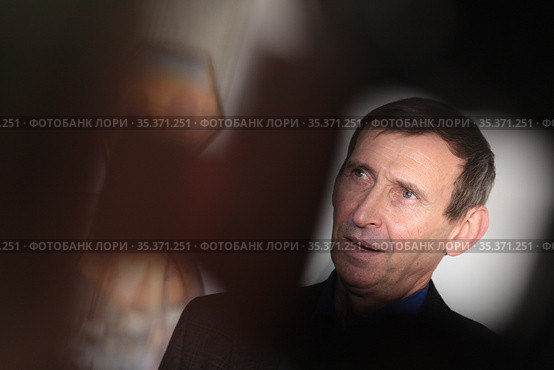 Художник Владимир Полтавский даёт интервью тележурналистам (2021 год). Редакционное фото, фотограф Дмитрий Неумоин / Фотобанк Лори