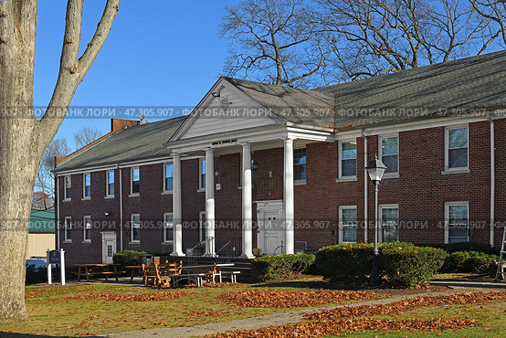 Hugh R. Monro Hall named for second President of Board of Trustees and head of Montclair National Bank, houses 10th-12th grade boys and Development and Alumni Relations Office. Stony Brook, NY, United States. Редакционное фото, фотограф Валерия Попова / Фотобанк Лори