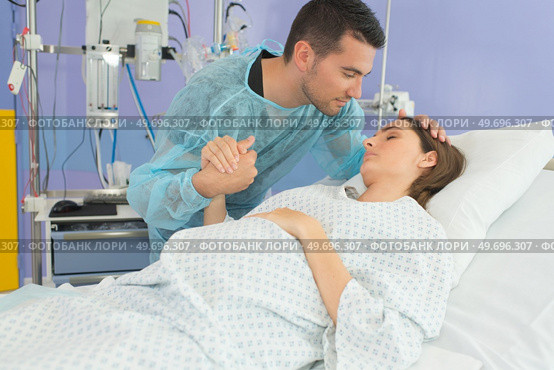 husband supporting wife through ivf treatment. Стоковое фото, агентство Ingram Publishing / Фотобанк Лори