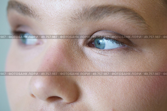 Hyper close-up of the blue eyes of a caucasian elegant woman looking aside. Close-up of the blue eyes of a caucasian elegant woman. Стоковое фото, агентство Ingram Publishing / Фотобанк Лори
