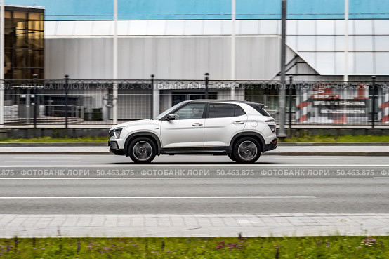 Hyundai Creta SUV car on the city road. Fast moving silver crossover on urban highway. Compliance with speed limits on the road. Редакционное фото, фотограф Константин Григорьев / Фотобанк Лори