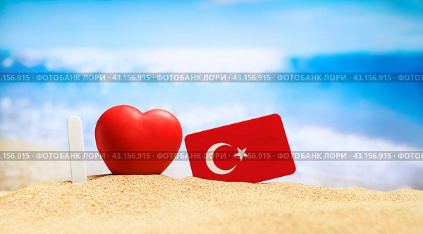 I love Turkey. Flag of Turkey on the beach with a red heart. vacation and travel concept. (2023 год). Стоковое фото, фотограф Никита Бурденков / Фотобанк Лори