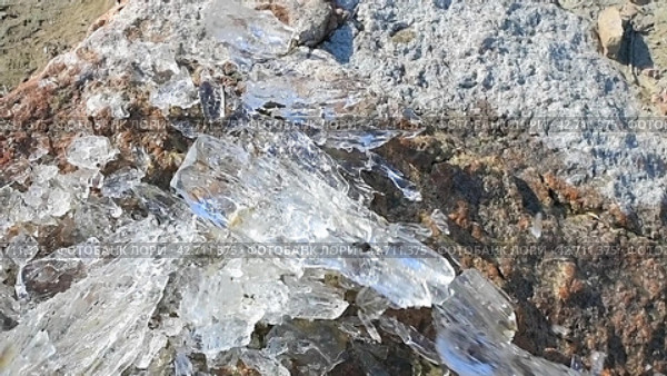 Ice breaks on rocks. The effect of global warming. slow motion. Стоковое видео, видеограф Дмитрий Кобзев / Фотобанк Лори