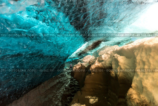 Ice Cave at Vatnajokull Glacier Jokulsarlon Iceland. Стоковое фото, агентство Ingram Publishing / Фотобанк Лори