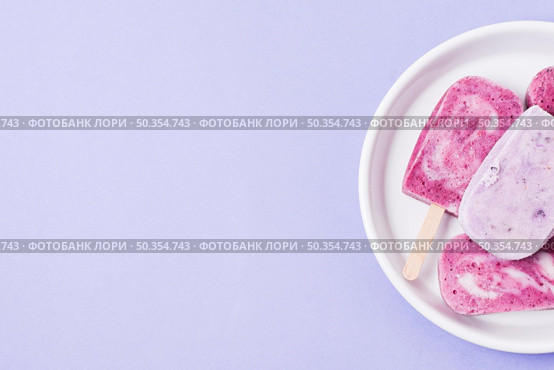 ice cream sticks plate with copy space. Стоковое фото, агентство Ingram Publishing / Фотобанк Лори