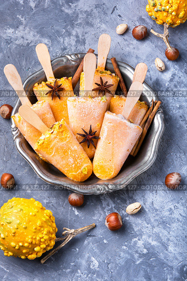 ice cream with pumpkin and nuts. autumn ice cream with pumpkin taste, cinnamon and hazelnut. Стоковое фото, агентство Ingram Publishing / Фотобанк Лори