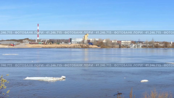 Ice drift on the river. Spring ice drift on the Oka River. Shooting from a drone.  Ледоход на реке. Весенний ледоход на реке Оке. Съемка с беспилотника. Стоковое видео, видеограф Egor Sarantstv / Фотобанк Лори