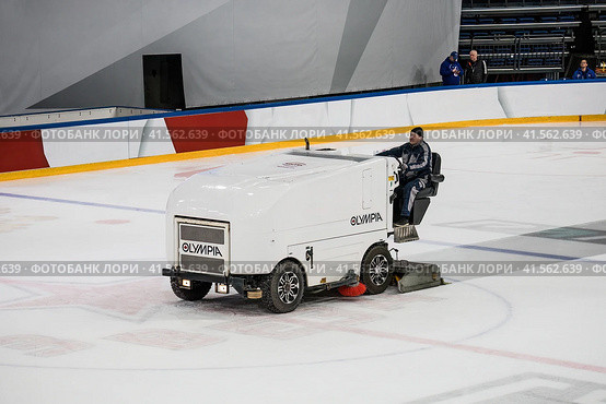 Ice resurfacing machine Olympia in the work process. Vehicle cleaning the ice rink. Редакционное фото, фотограф Константин Григорьев / Фотобанк Лори