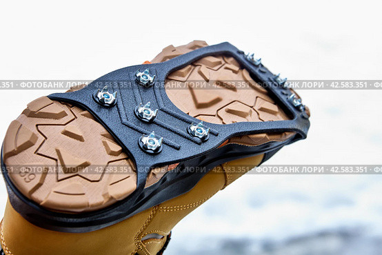 Ice traction cleats fit securely on any shoe or boot and allow you to stride easily on ice and snow-covered pavement and gravel. Стоковое фото, фотограф Владимир Григорьев / Фотобанк Лори