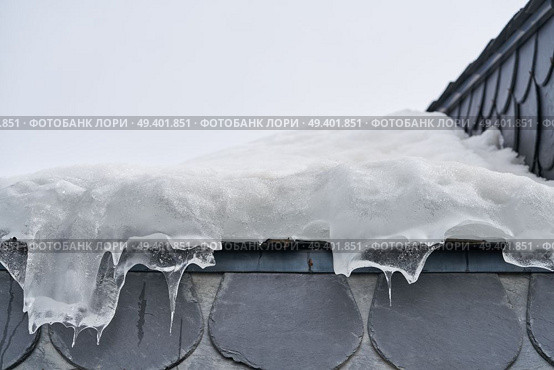 Iced roof closeup detail background in Andorra. Стоковое фото, агентство Ingram Publishing / Фотобанк Лори