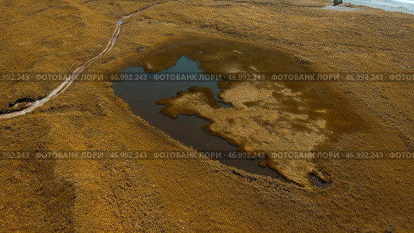 Idyllic countryside landscape with tiny lake in dried yellow field. Стоковое фото, фотограф David Kashakhi / Фотобанк Лори