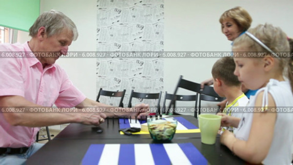 Игра в домино. Стоковое видео, видеограф Кекяляйнен Андрей / Фотобанк Лори
