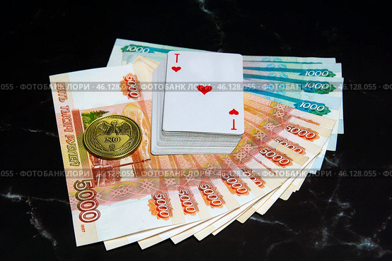 Игральные карты колода карт деньги пачка купюры 5000 рублей 1000 рублей монета playing cards deck of cards money bills coin. Стоковое фото, фотограф Константин Козлов / Фотобанк Лори