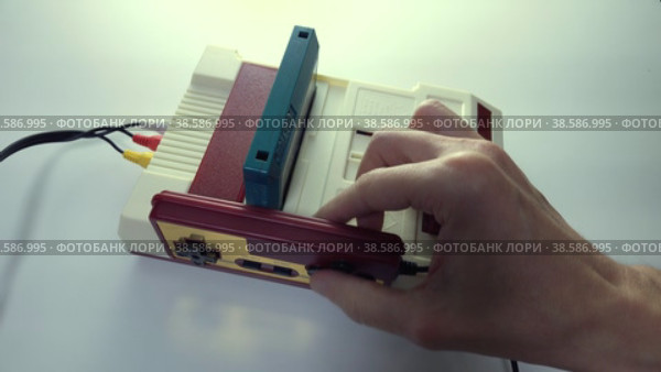 Игровая приставка Денди (2022 год). Редакционное видео, видеограф Станислав Кноп / Фотобанк Лори