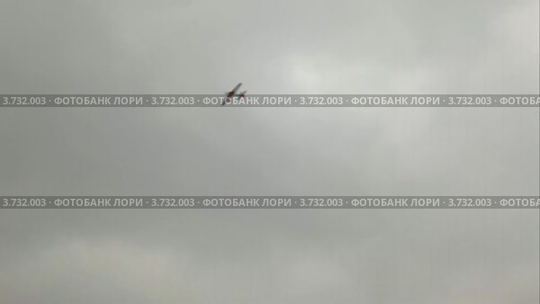 Игрушечная модель самолетика улетает в небо. Стоковое видео, видеограф Losevsky Pavel / Фотобанк Лори