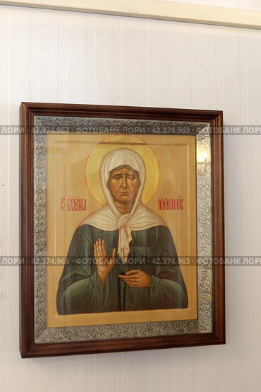 Икона Матроны Московской в храме Игоревской иконы Божией матери в микрорайоне 1 Мая (2024 год). Редакционное фото, фотограф Дмитрий Неумоин / Фотобанк Лори