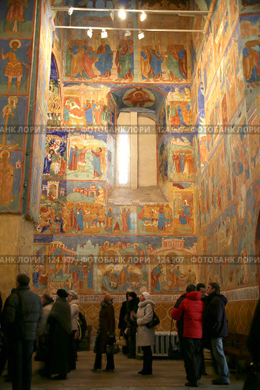 Иконы на стенах в Спасо-Преображенском соборе (2007 год). Редакционное фото, фотограф Parmenov Pavel / Фотобанк Лори