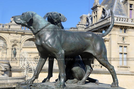 Иль-де-Франс. Замок Шантийи (Château de Chantilly). Бронзовые изваяния охотничьих собак скульптора Огюста Каина на террасе замка (2012 год). Редакционное фото, фотограф Татьяна Лата / Фотобанк Лори