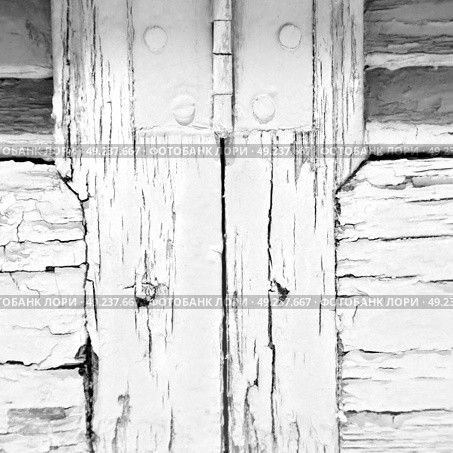 in the old wall a hinged window green wood and         rusty metal. Стоковое фото, агентство Ingram Publishing / Фотобанк Лори