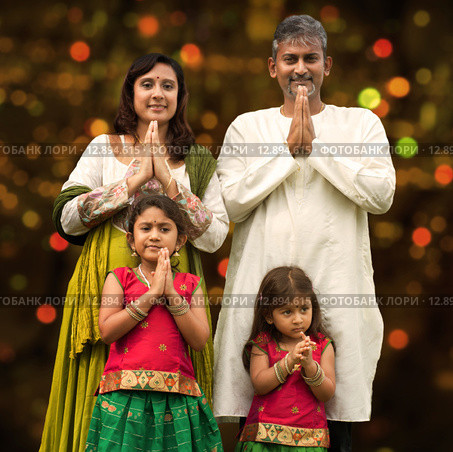 Indian family greeting on diwali. Стоковое фото, фотограф Wong Sze Fei / PantherMedia / Фотобанк Лори