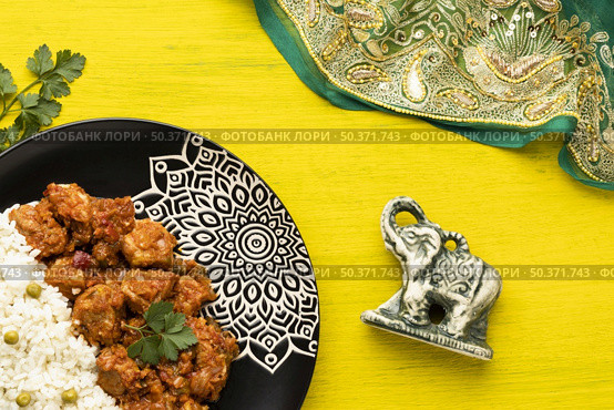 indian food assortment with sari flat lay. Стоковое фото, агентство Ingram Publishing / Фотобанк Лори