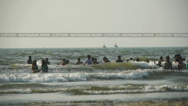 Индийцы купаются (2012 год). Редакционное видео, видеограф Перов Евгений / Фотобанк Лори