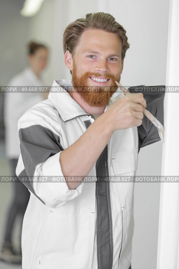 indoor happy painter looking at camera. Стоковое фото, агентство Ingram Publishing / Фотобанк Лори