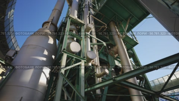 Industrial complex pipelines and tanks reaching for the sky. Стоковое видео, видеограф Данил Руденко / Фотобанк Лори