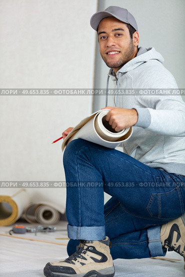 industrial tiler builder worker installing floor. Стоковое фото, агентство Ingram Publishing / Фотобанк Лори
